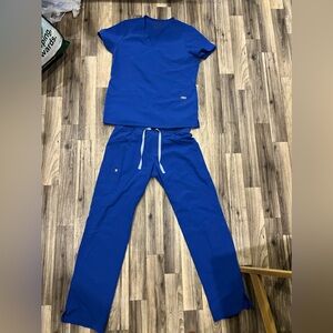 Figs Women’s Scrubs Small Set